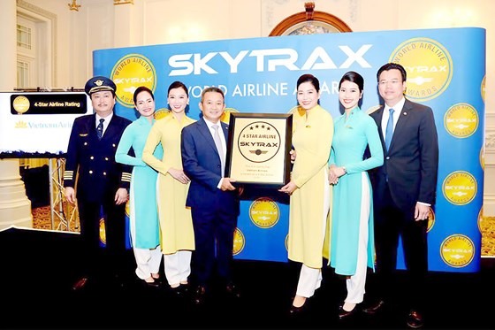 Tổng giám đốc Vietnam Airlines Dương Trí Thành  nhận chứng chỉ hàng không 4 sao