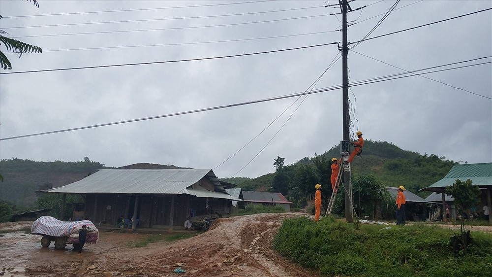 Nhiều năm nay, người dân các thôn 4,5,6 thuộc xã Đắk R'măng sống trong cảnh thiếu điện khiến cuộc sống của bà con gặp khó khăn.