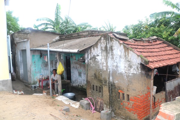 Căn nhà cũ của gia đình liệt sỹ Trần văn Tý hiện do người con gái là bà Trần Thị Ngọc sinh sống cùng các con bị khuyết tật 