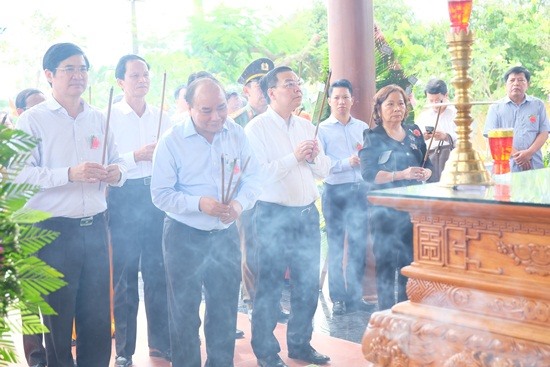 Thủ tướng Chính phủ Nguyễn Xuân Phúc dâng hương tưởng niệm các anh hùng liệt sĩ. Ảnh: Đ.V