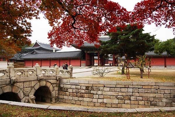 Khung cảnh nên thơ khiến bất cứ ai cũng phải lưu luyến ở cung điện Changdeokgung. Ảnh: architech