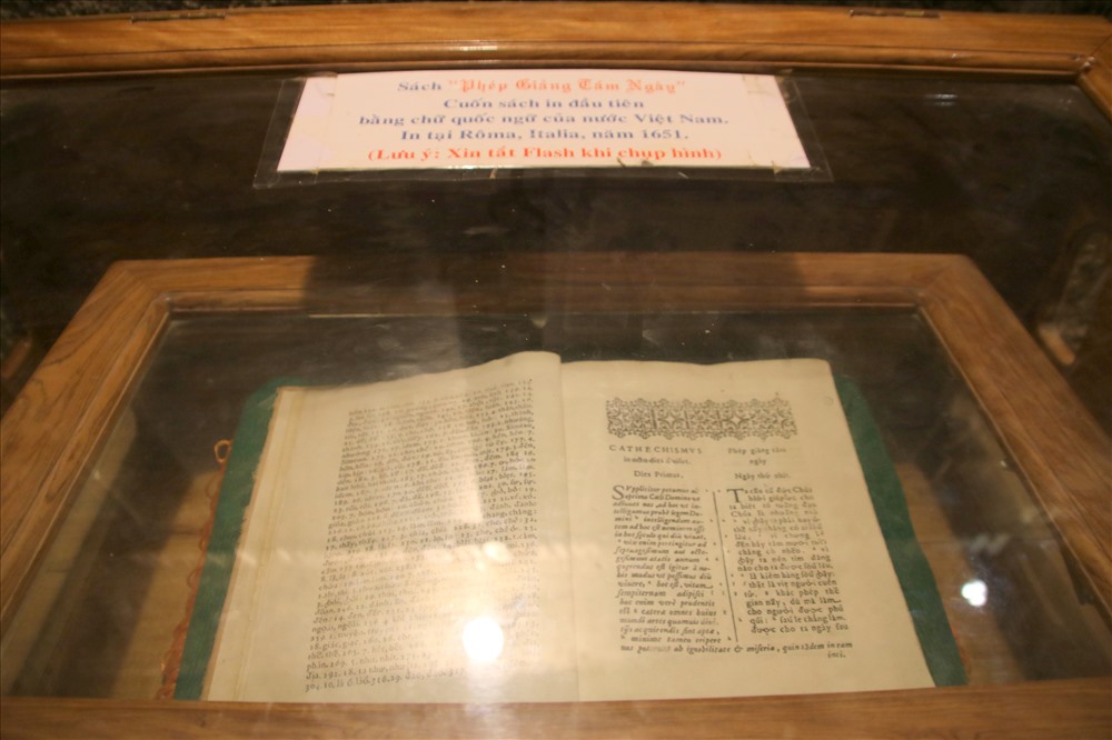 Bên trong hầm còn lưu giữ cuốn sách chữ quốc ngữ đầu tiên - “Phép giảng tám ngày”. Ảnh: Đ.Phùng