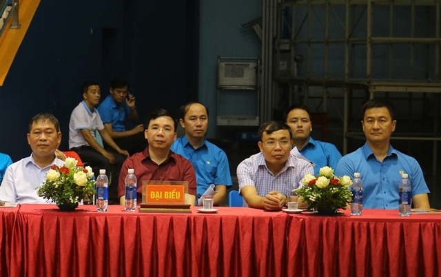 Đại diện Tổng LĐLĐVN và Tỉnh ủy Vĩnh Phúc tại lễ khai mạc giải. Ảnh: Lâm Nguyễn