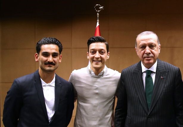 Gundogan và Ozil bị nhiều người Đức chỉ trích sau tấm hình chụp chung với Tổng thống Thổ Nhĩ Kỳ. Ảnh: Getty.