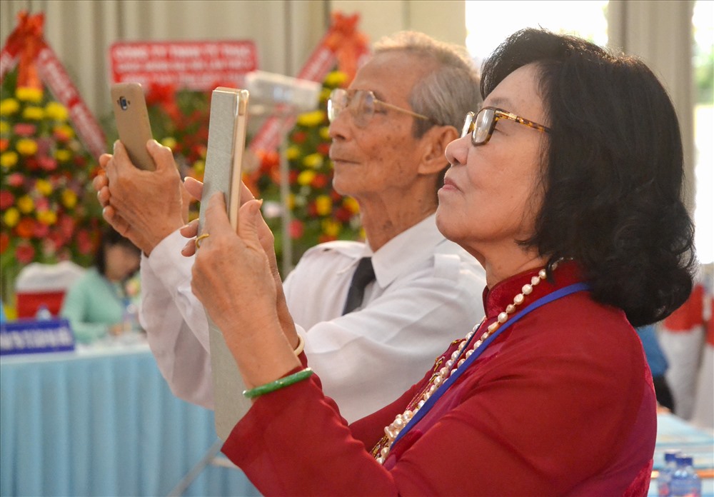 Đã ở tuổi 80 nhưng các vị lãnh đạo Công đoàn Đồng Tháp vẫn thuần thục sử dụng điện thoại thông minh để chụp lại hình ảnh kỷ niệm. Ảnh: Lục Tùng