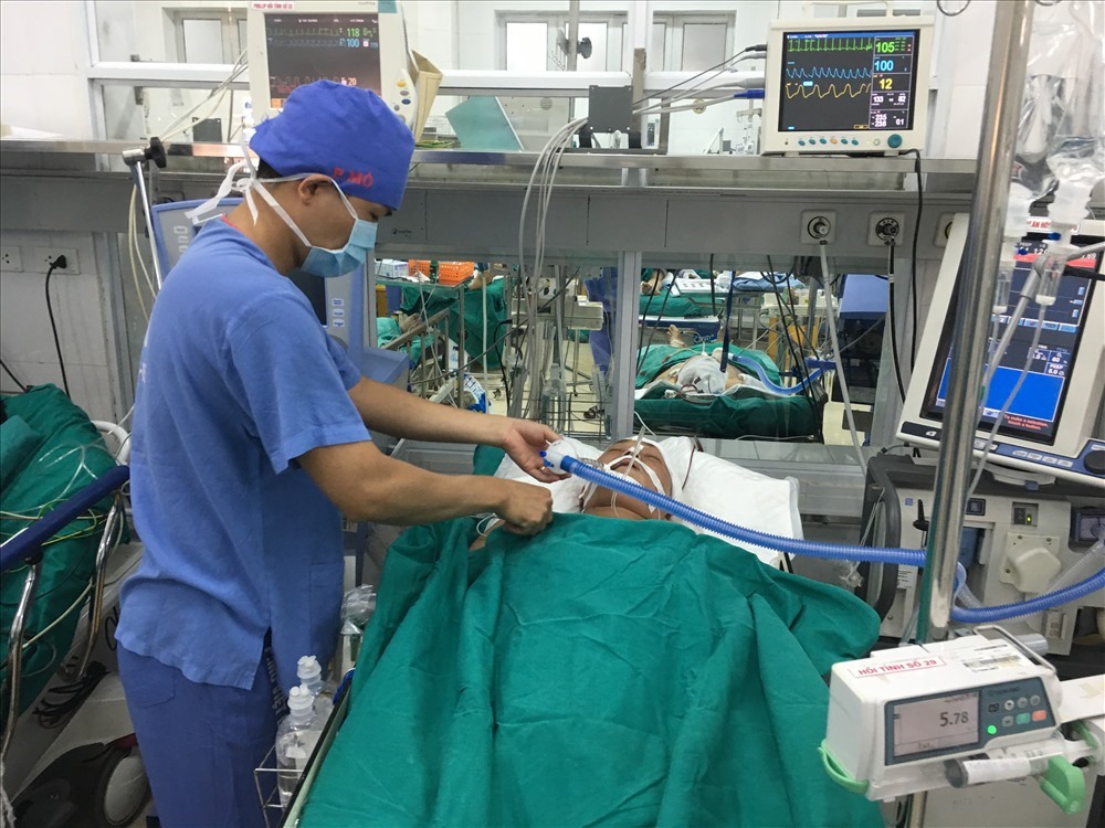 Phụ xe Trần Thanh Khánh đang được điều trị tích cực tại BV Việt Đức, Hà Nội