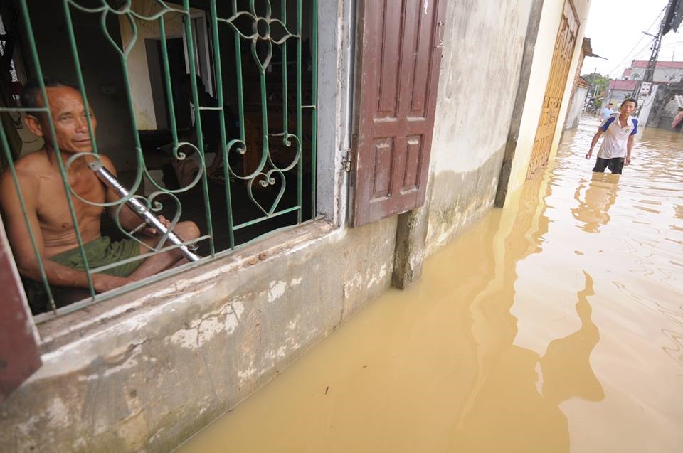 Ông Nguyễn Văn Nở (62 tuổi) cho hay, “năm nào mưa lớn cũng ngập, gia đình có 7 cháu đều di chuyển đi chỗ khác”. Ông phải ở lại trông nhà vì sợ mưa lũ, nước dâng lên cao ngập hết.