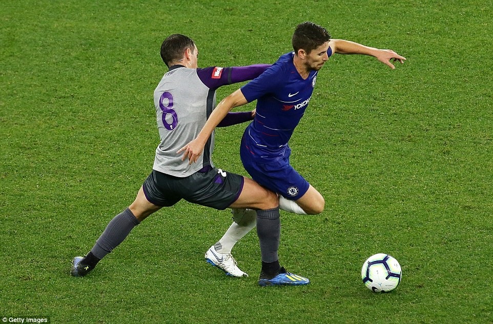 Pha tranh chấp giữa Jorginho (áo xanh) và cầu thủ đối phương. Ảnh: Getty Images.