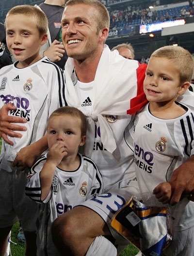 Cruz (2 tuổi) đến cổ vũ bố cùng các anh trai khi đội bóng Real Madrid giành chiến thắng tại Primera Liga vào tháng 6/2007.