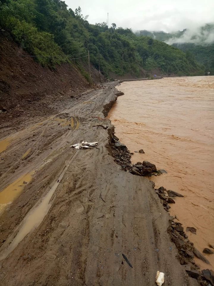nước lũ làm sạt lỡ nghiêm trọng nhiều tuyến đường giao thông trên địa bàn tỉnh