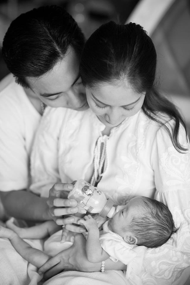 Hình ảnh Anna Vương Diễm trong vòng tay gia đình.