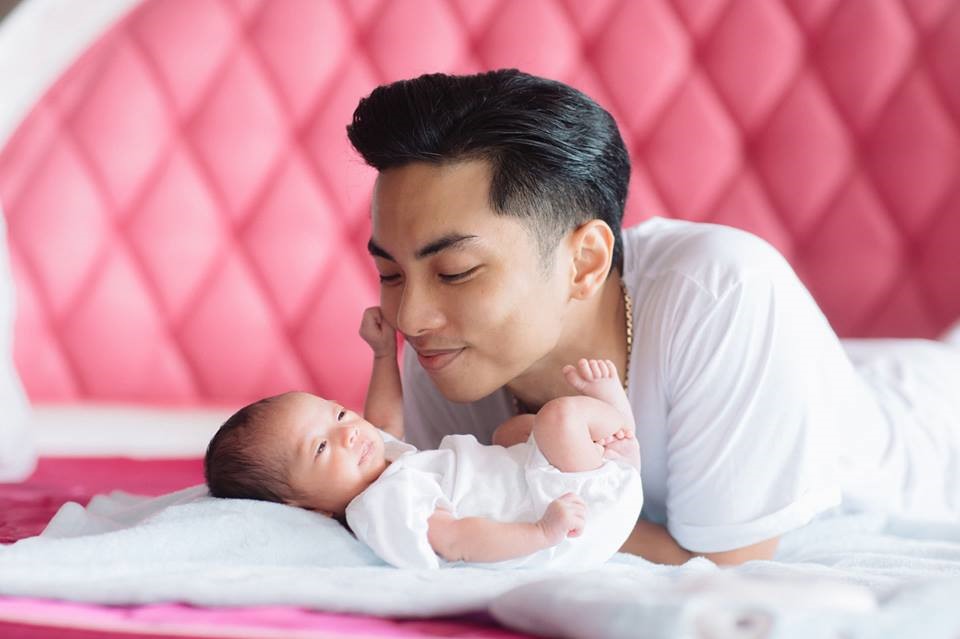 Cư dân mạng nhận xét con gái mới sinh của Khánh Thi khá giống anh trai Kubin lúc nhỏ.