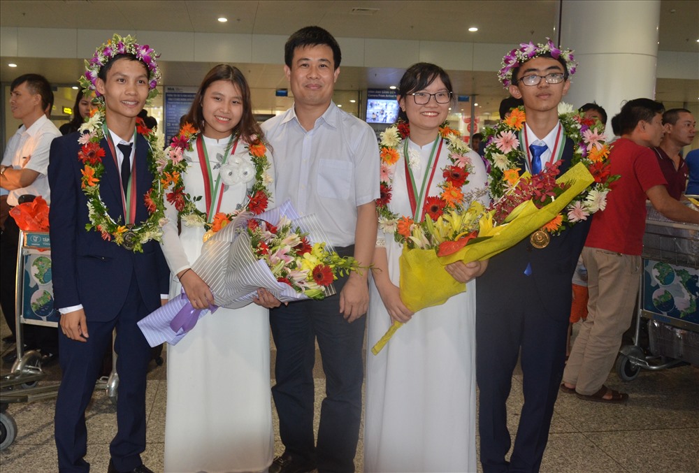 Đoàn Olympic Sinh học Việt Nam trong ngày trở về. 