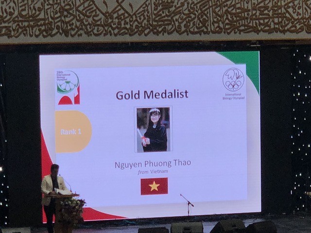Xúc động hình ảnh Nguyễn Phương Thảo được tôn vinh là người chiến thắng tại Olympic Sinh học quốc tế 2018.