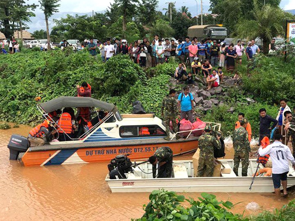 Thuyền sơ tán người dân tại huyện San Sai. Ảnh: ABC Laos/ Zing.