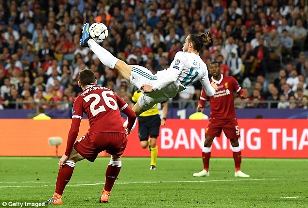 Cú tung người móc bóng này của Bale đã khiến nhiều CLB thèm khát có được chữ ký của anh. Ảnh: Getty.