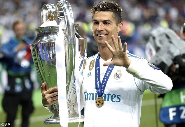 Ronaldo thoái lui, cờ coi như đã về tay Bale. Ảnh: AP.