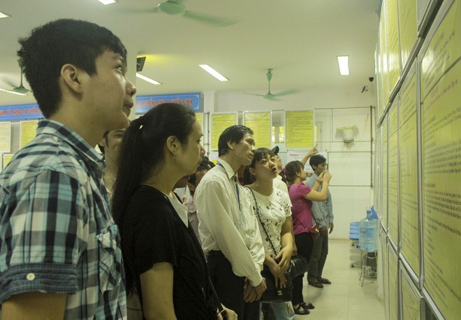 Người lao động tìm việc tại trung tâm dịch vụ việc làm Hà Nội. Ảnh Trần Vương