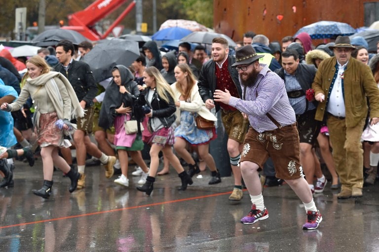 Các trò chơi vận động cực kì được ưa chuộng tại lễ hội Oktoberfest. Ảnh: Reuters