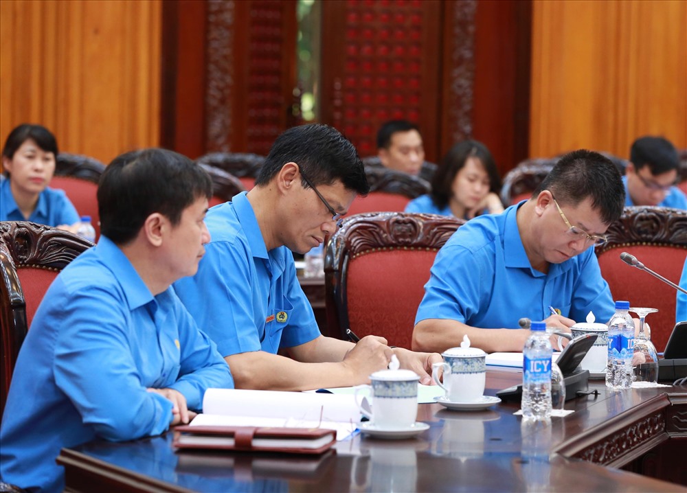 Các Ủy viên Đoàn Chủ tịch Tổng LĐLĐVN tham dự buổi làm việc. Ảnh: Hải Nguyễn