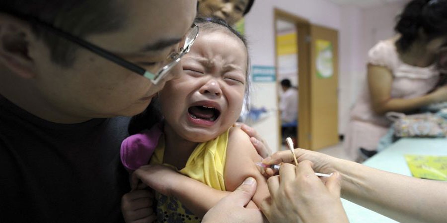 Bê bối vaccine tiêm chủng cho trẻ em ở Trung Quốc gây rúng động. Ảnh: SCMP