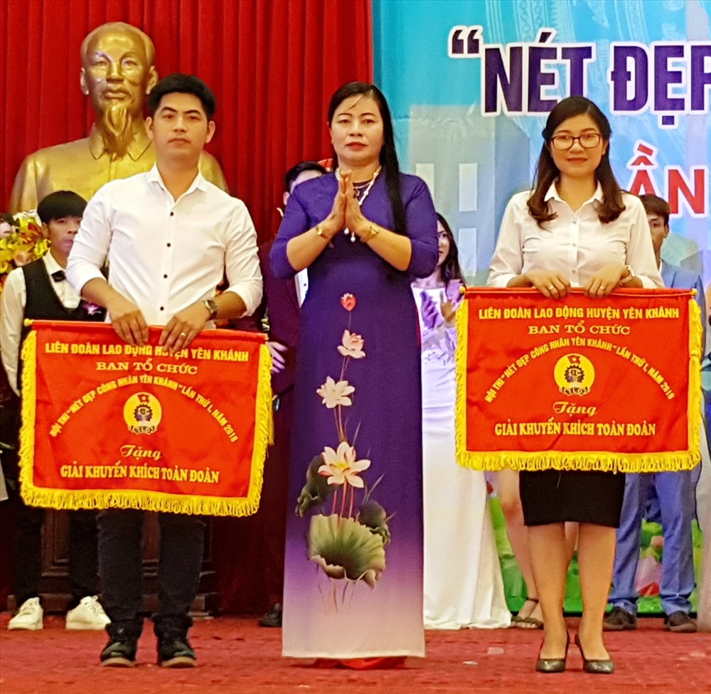 Đồng chí Phùng Thị Hằng, Chủ tịch LĐLĐ huyện trao cơ lưu niệm cho đội thi đạt giải