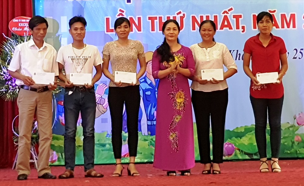 Đồng chí Lê Thị Mai Thủy, Phó chủ tịch LĐLĐ tỉnh tặng quà cho CNLĐ là con thương binh, liệt sỹ. Ảnh: NT