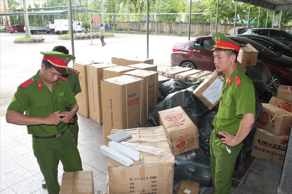 lượng hòa hóa không rõ nguồn gộc được công an Can Lộc(Hà Tĩnh) bắt giữ đưa về trụ sở