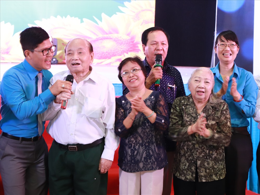 Chủ tịch LĐLĐ TPHCM Trần Thị Diệu Thúy (phải ảnh) cùng các cán bộ công vận - hưu trí các thời kỳ giao lưu văn nghệ