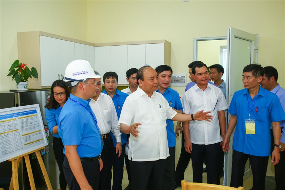 Thủ tướng Nguyễn Xuân Phúc thăm quan căn hộ mẫu dành cho công nhân tại Khu thiết chế Công đoàn tại Hà Nam. Ảnh: Hải Nguyễn