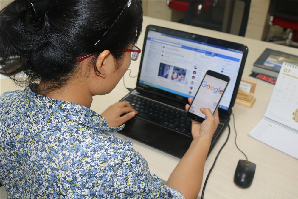 Người dùng Việt Nam đang trả một khoảng tiền lớn chạy các trang quảng cáo trên Facebook, Google. Ảnh. V.H