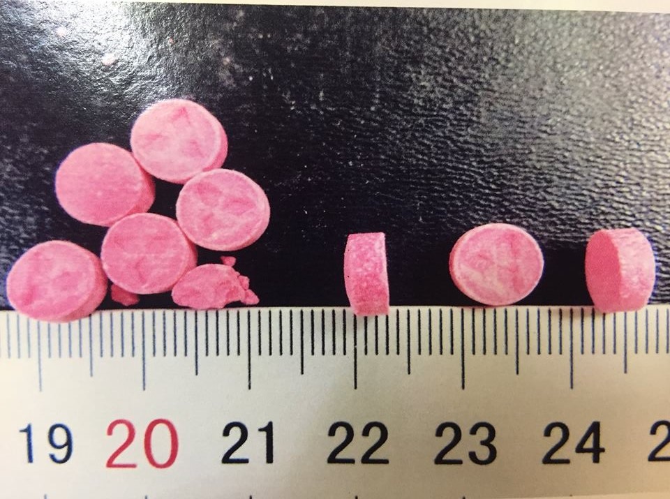 Các viên nén màu hồng chứa N-Ethylpentylone là chất có tác dụng kích thích thần kinh trung ương mạnh tương tự chất Cathinone trong lá Khát.