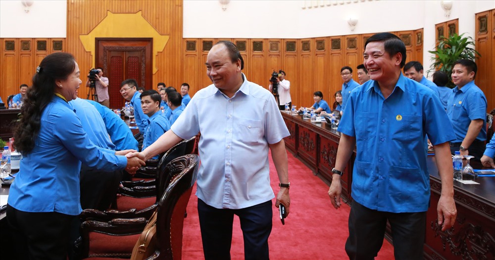 Thủ tướng Nguyễn Xuân Phúc với Đoàn Chủ tịch Tổng LĐLĐVN trước buổi làm việc. Ảnh: Hải Nguyễn
