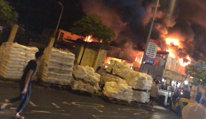 Khoảng 20h45, đám cháy bắt đầu từ nhà máy nhựa rồi nhanh chóng lan sang chợ Gạo (phường An Tảo, TP Hưng Yên) khiến nhiều người sinh sống xung quanh khu vực tỏ ra hoảng hốt, theo thông tin người dân cung cấp.