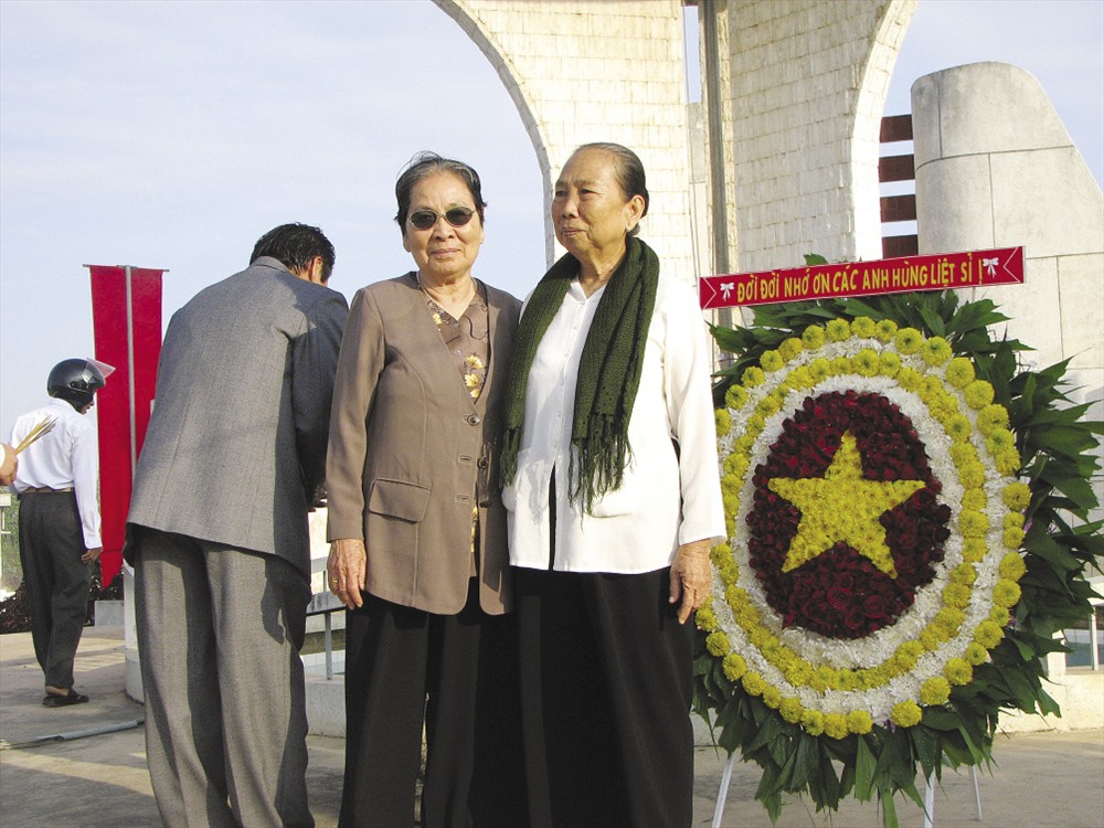 Bà Gương (bên phải) và Mẹ VNAH Võ Thị Lựu viếng Nghĩa trang Liệt sĩ.