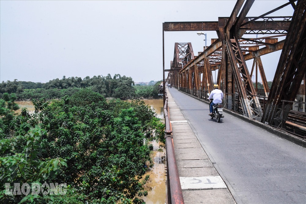 Tình trạng ô nhiễm môi trường đoạn gầm Cầu Long Biên ngày càng trở nên nghiêm trọng, đặc biệt trong thời gian gần đây khi nước sông Hồng dâng cao.