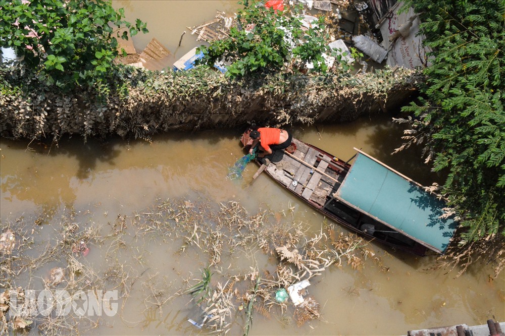Nước sông Hồng dâng cao sau ảnh hưởng của cơn bão số 3, nước kéo theo rác tràn lên “tấn công” người dân nơi đây.