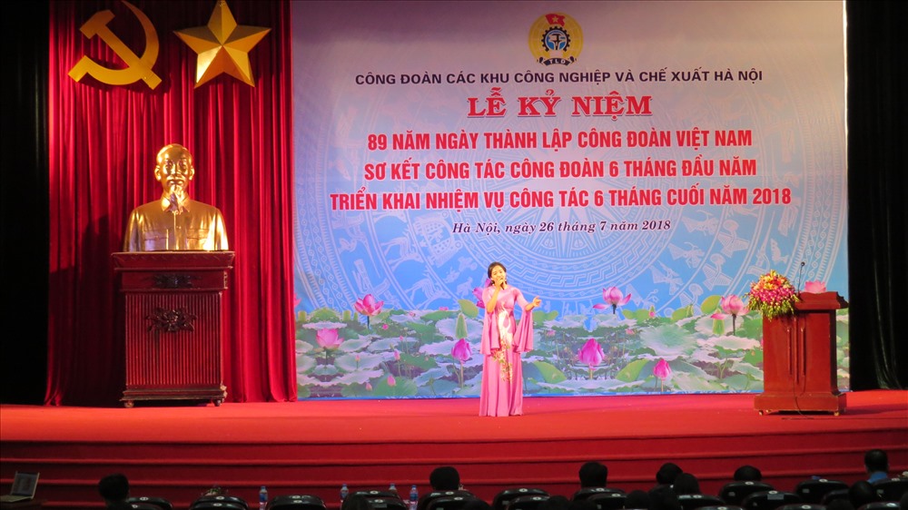 Tiết mục văn nghệ tại buổi sơ kết hoạt động CĐ của CĐ các KCN-CX Hà Nội.