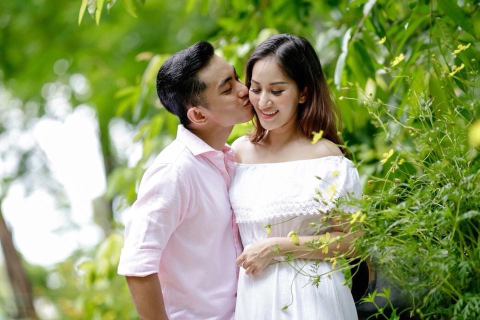 Vợ chồng Khánh Thi - Phan Hiển hạnh phúc ngọt ngào.