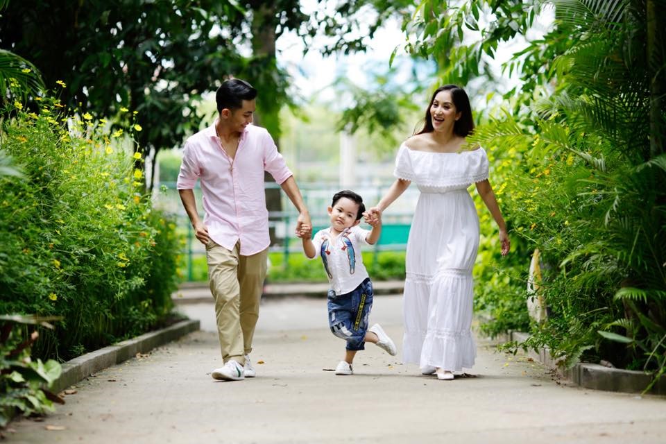 Gia đình ngập tràn hạnh phúc của Khánh Thi - Phan Hiển.