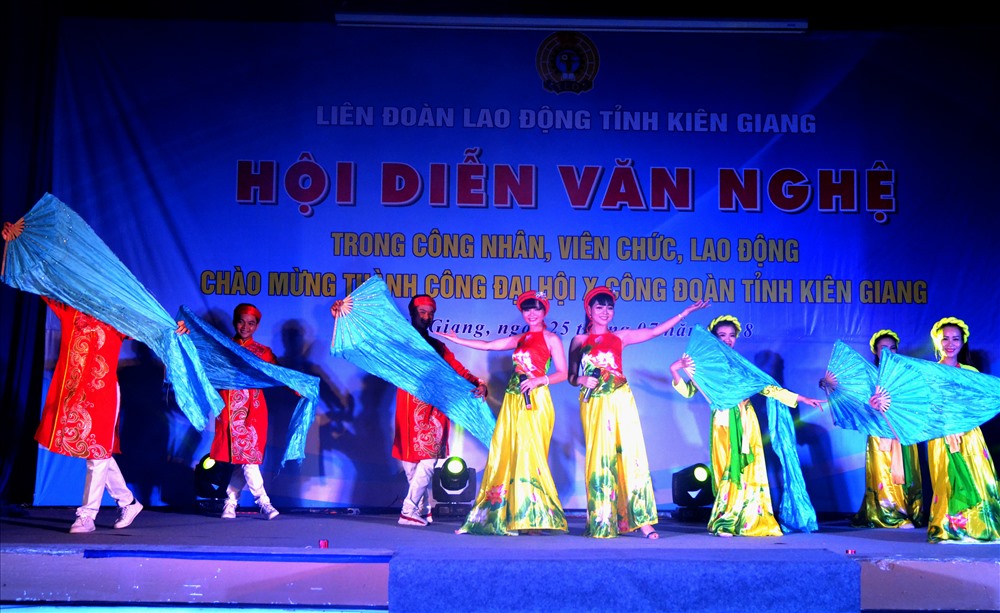 Hội diễn văn nghệ chào mừng Ngày thành lập Công đoàn Việt Nam. Ảnh: Lục Tùng.