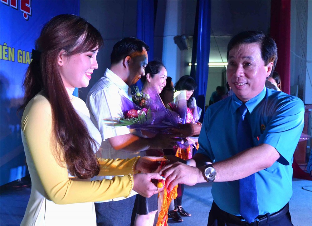 Ông Trần Thanh Việt - Chủ tịch LĐLĐ Kiên Giang tặng hoa cho đại diện các đơn vị tham gia hội diễn. Ảnh: Lục Tùng.