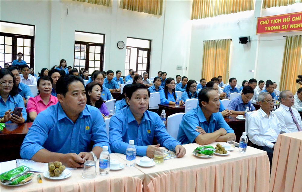 Buổi họp mặt có sự hiện diện của hơn 100 đại biểu là cán bộ lãnh đạo CĐ cấp huyện, CĐ ngành... Ảnh: Lục Tùng