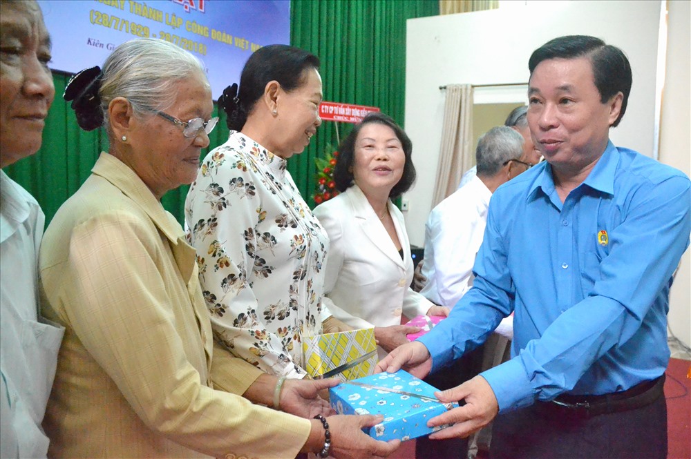 Ông Trần Thanh Việt tặng quà cho cán bộ CĐ nghỉ hưu. Ảnh: Lục Tùng
