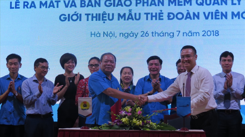 Phó Chủ tịch Tổng LĐLĐVN Trần Văn Lý (trái) nhận bàn giao phần mềm quản lí đoàn viên từ đại diện của VietinBank.