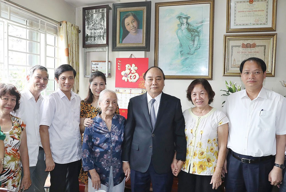 Thủ tướng Nguyễn Xuân Phúc cùng lãnh đạo TP Hà Nội và gia đình liệt sĩ, bác sĩ Đặng Thùy Trâm. Ảnh: VGP.
