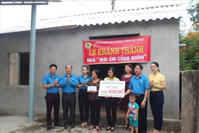 LĐLĐ Hà Tĩnh trao hỗ trợ làm nhà mái ấm công đoàn cho đoàn viên ở Vũ Quang