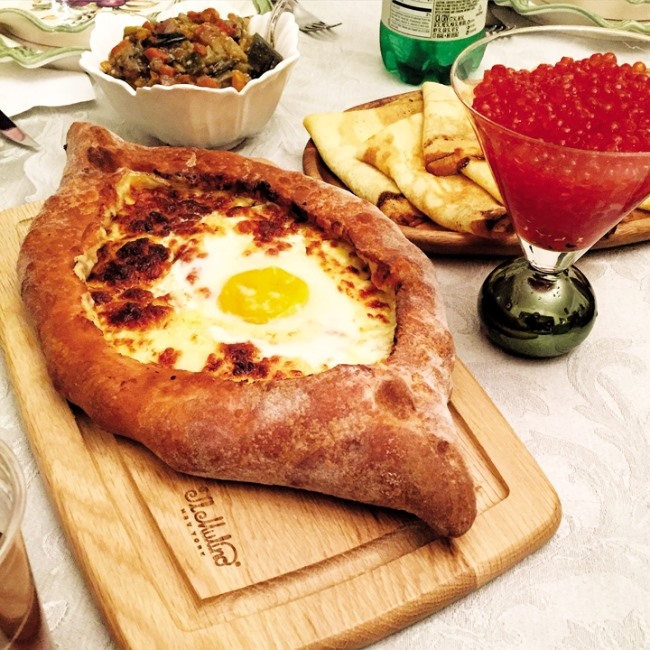 Khachapuri giống như những con thuyền gỗ truyền thống tại vùng Tây Á