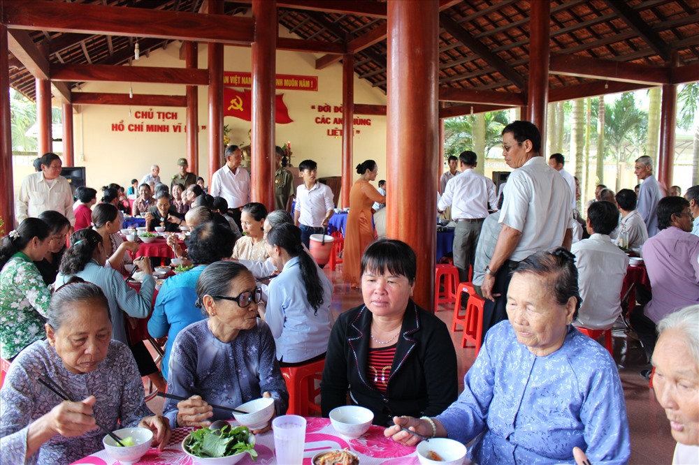 Các gia đình liệt sĩ trong xã được mời dự “giỗ liệt sĩ” ấm áp, nghĩa tình ngay trong nghĩa trang.