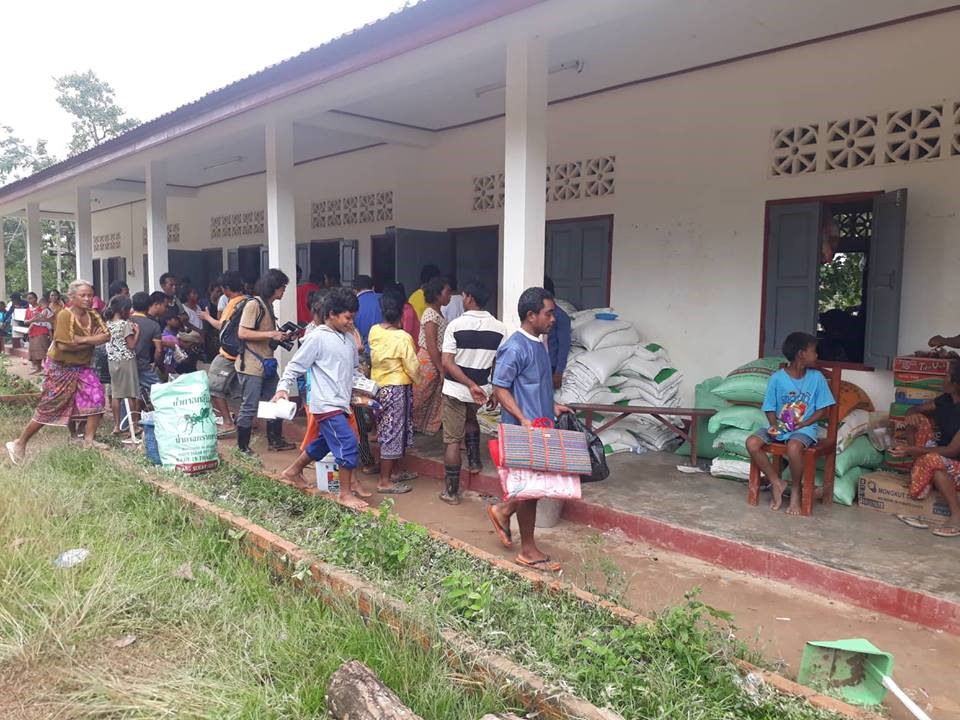 Người dân chờ nhận thực phẩm bên ngoài điểm trường Sanamxay. Ảnh: Đình Văn